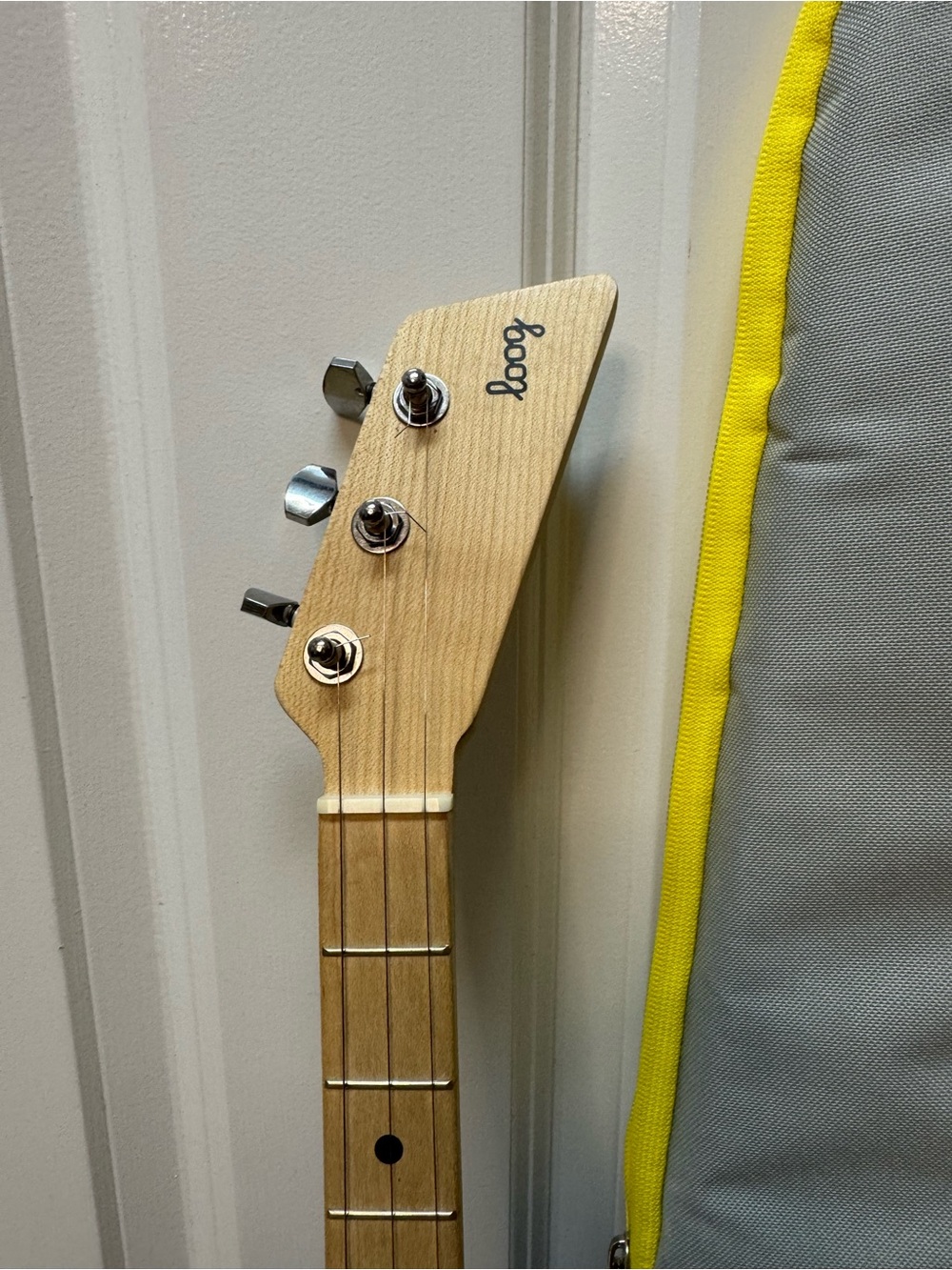 Loog Pro Electric 3 string Guitar - Picture 6 of 15